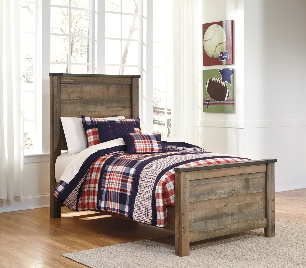 Trinell Poster Bed