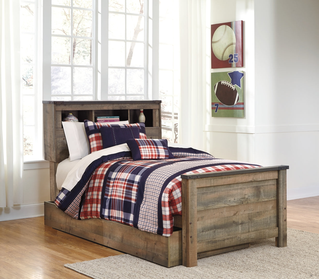 Trinell Poster Bed