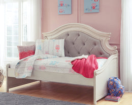Realyn Upholstered Panel Bed